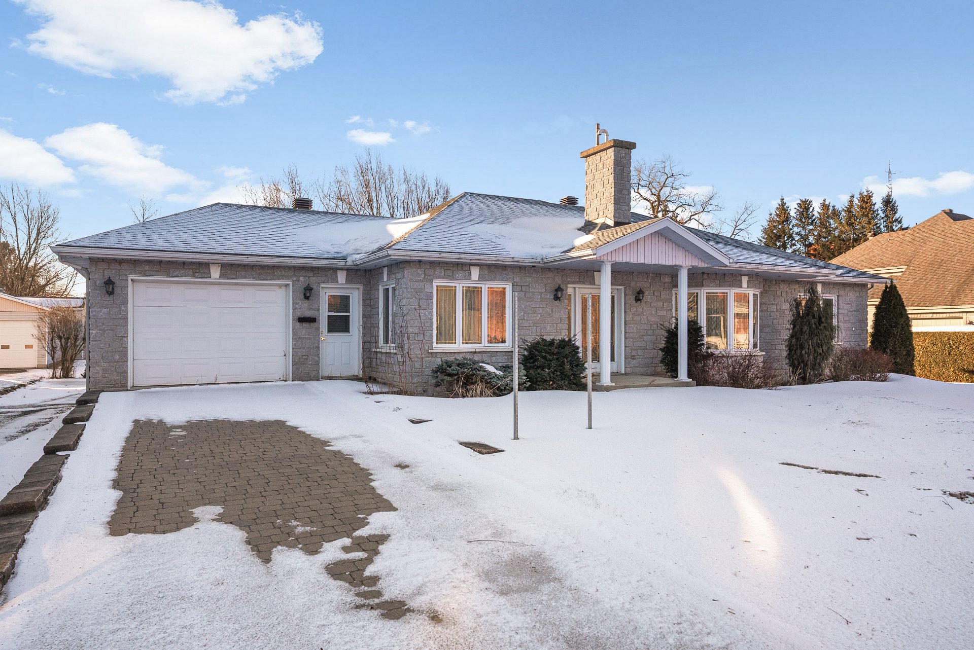 {"FR":"Fa&ccedil;ade","EN":"Frontage"}