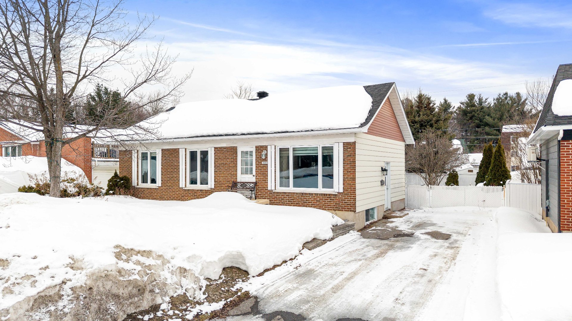 {"FR":"Fa&ccedil;ade","EN":"Frontage"}