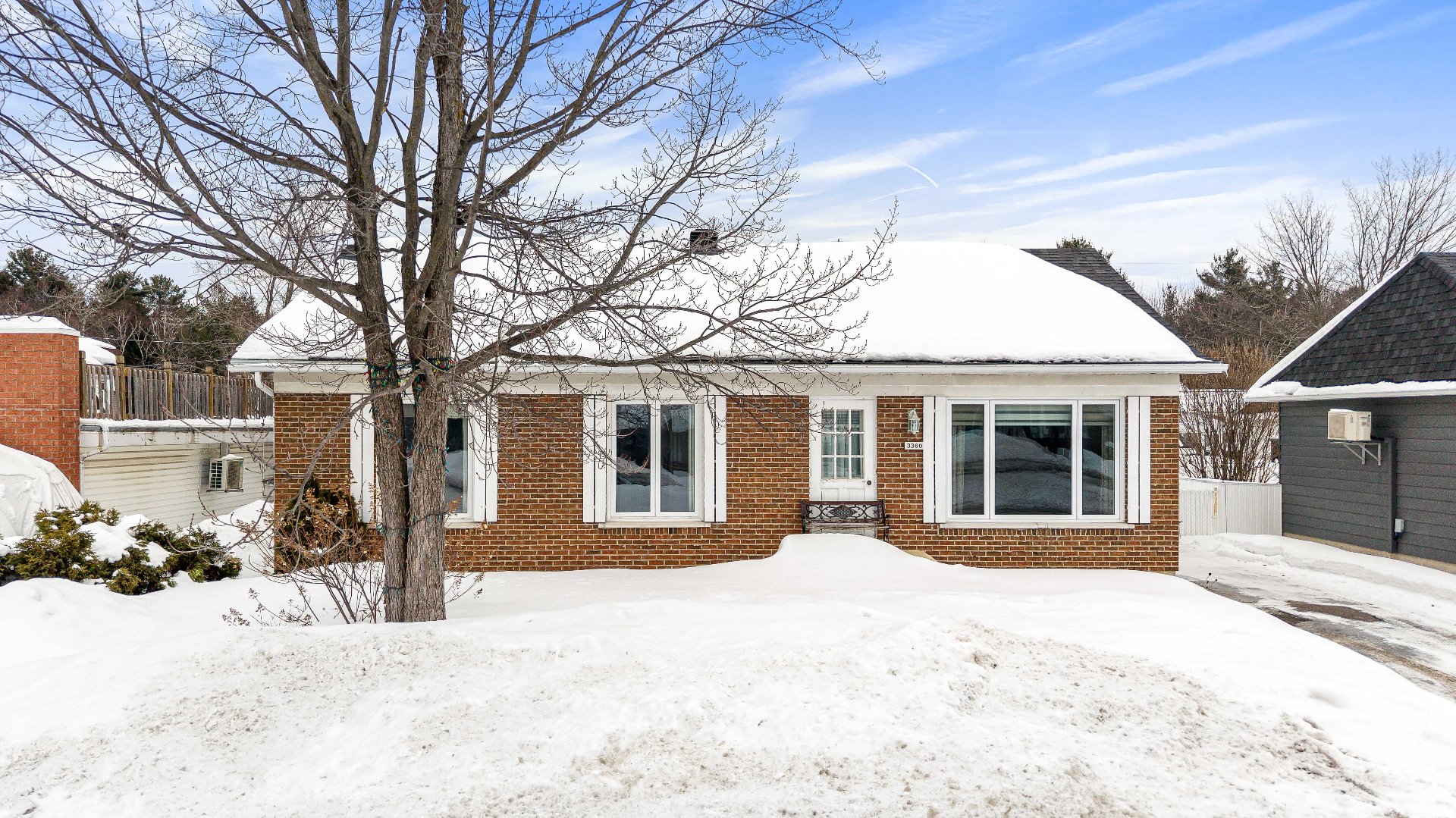 {"FR":"Fa&ccedil;ade","EN":"Frontage"}