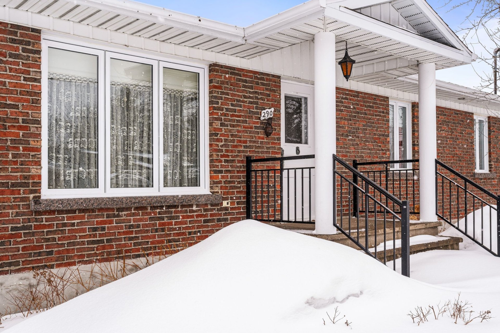 {"FR":"Fa&ccedil;ade","EN":"Frontage"}