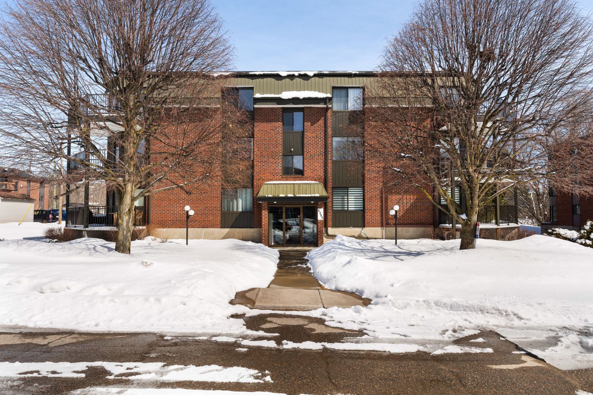 {"FR":"Fa&ccedil;ade","EN":"Frontage"}