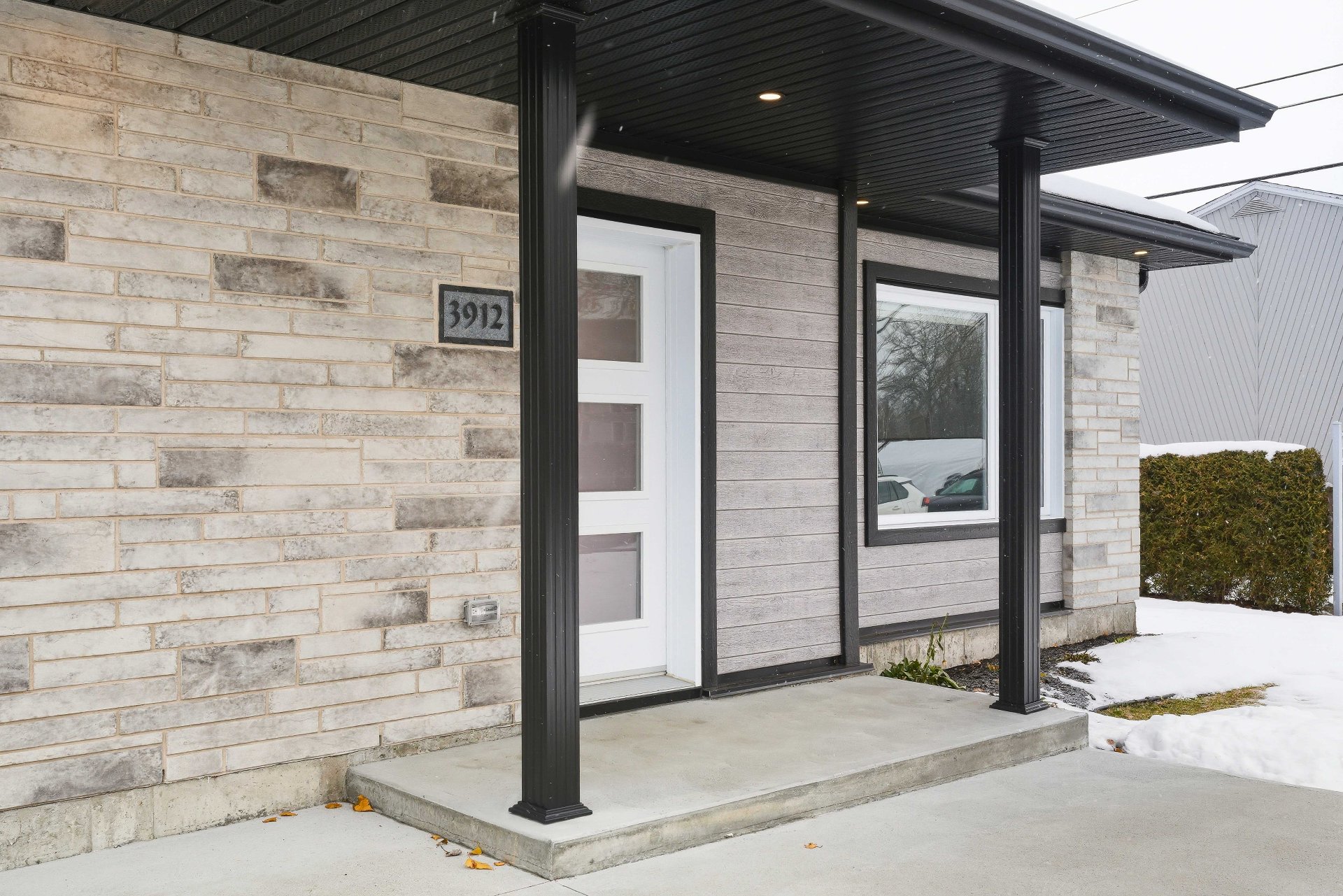 {"FR":"Fa&ccedil;ade","EN":"Frontage"}