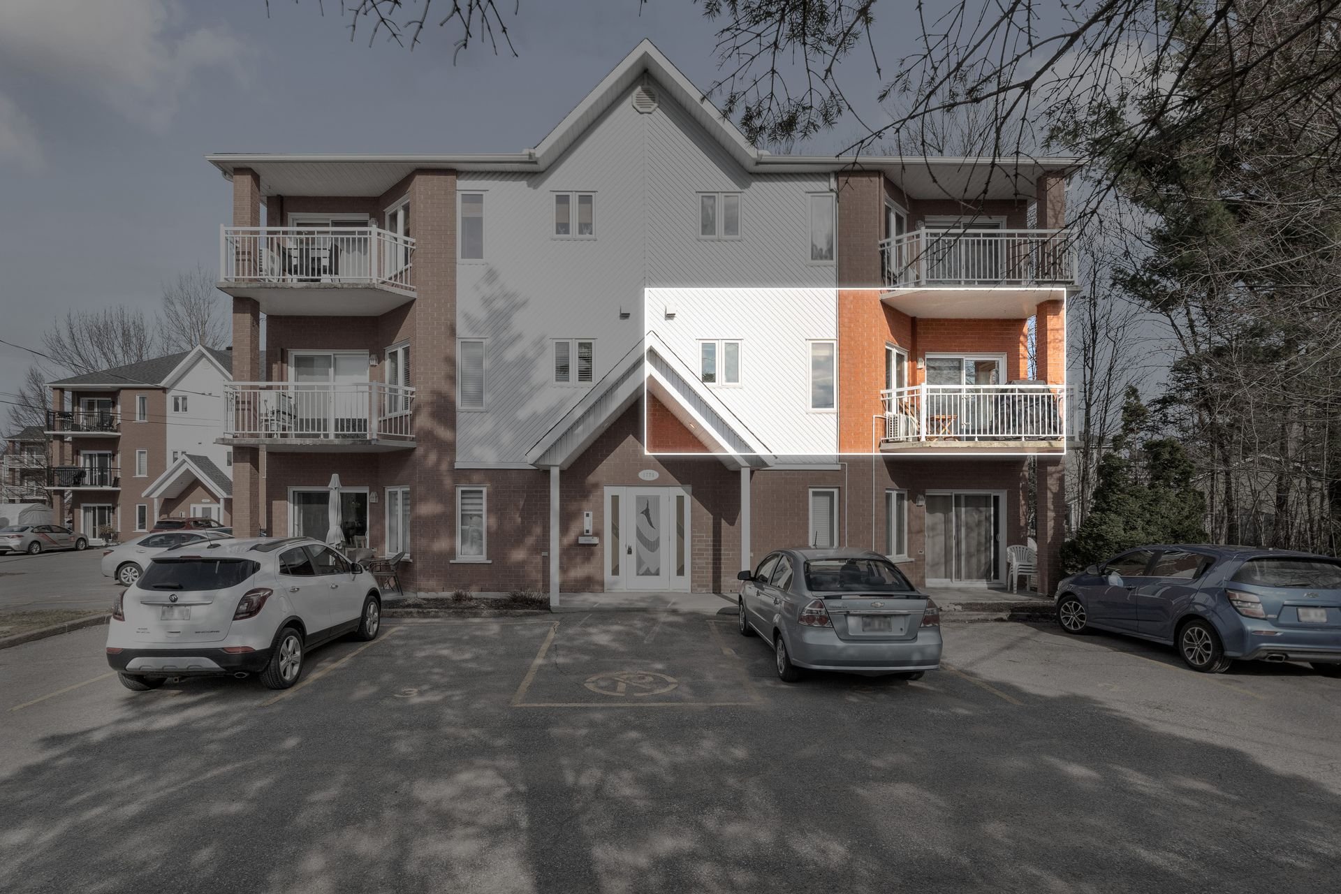 {"FR":"Fa&ccedil;ade","EN":"Frontage"}