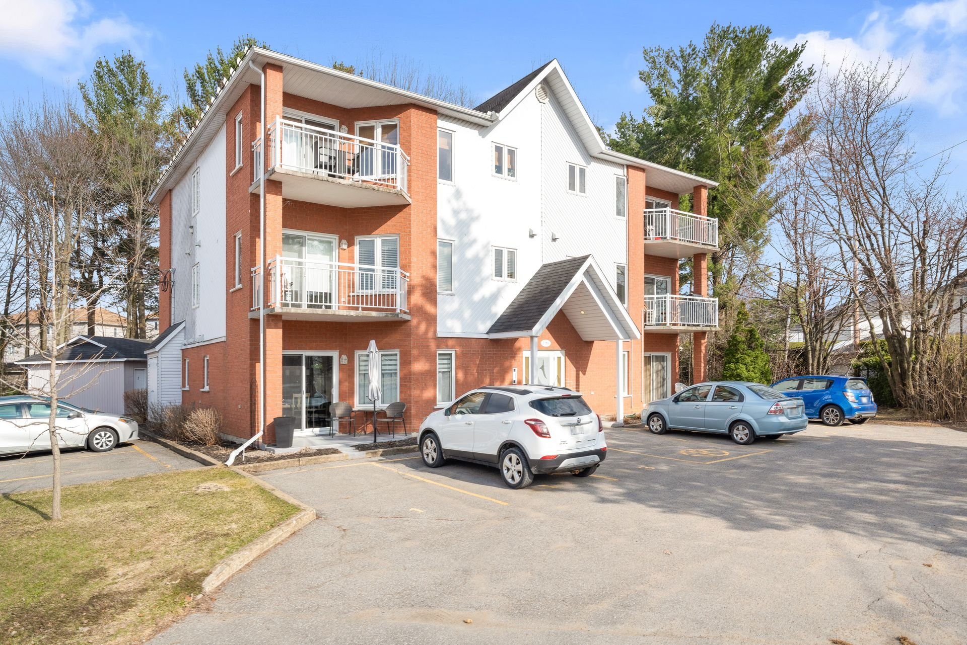 {"FR":"Fa&ccedil;ade","EN":"Frontage"}