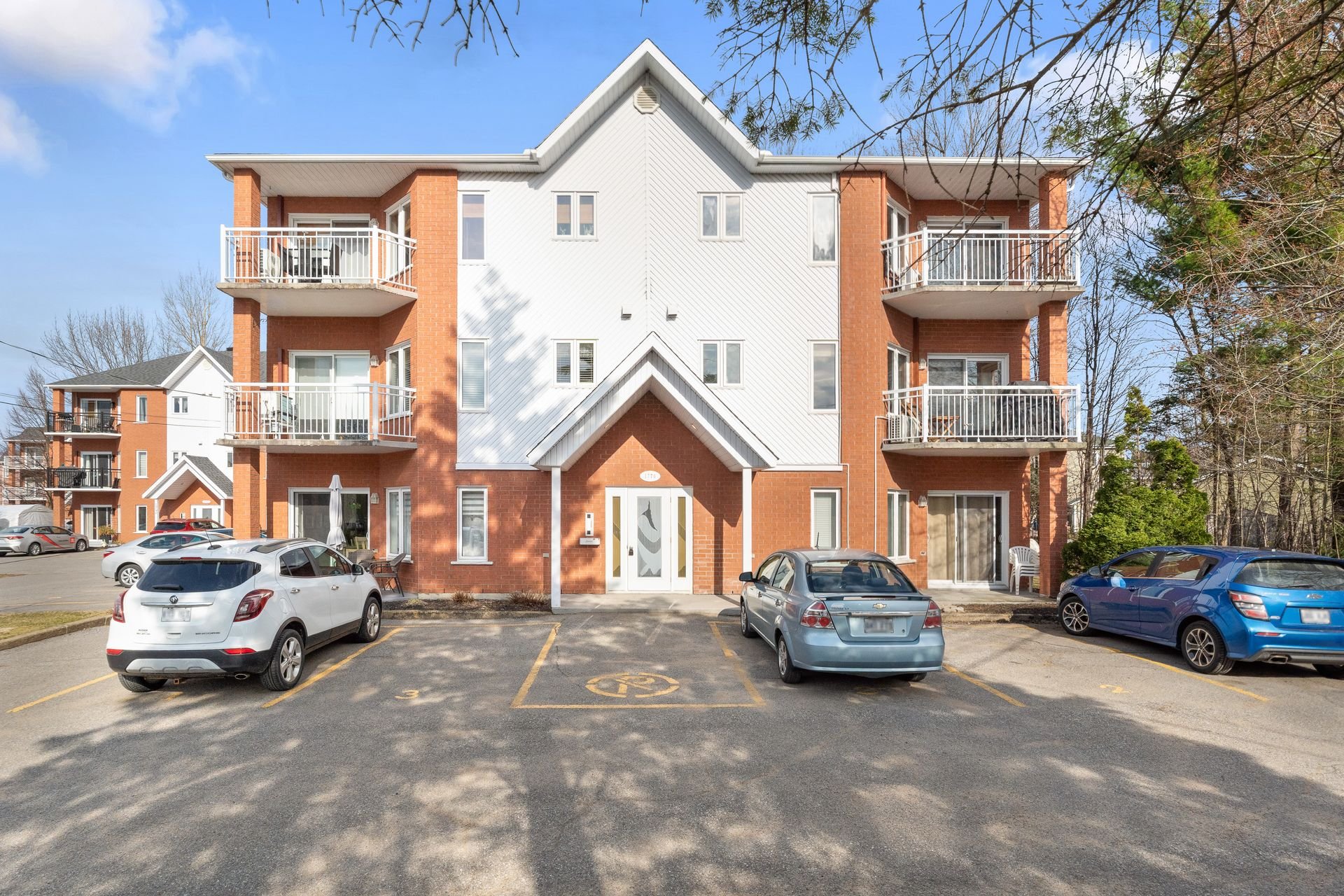 {"FR":"Fa&ccedil;ade","EN":"Frontage"}