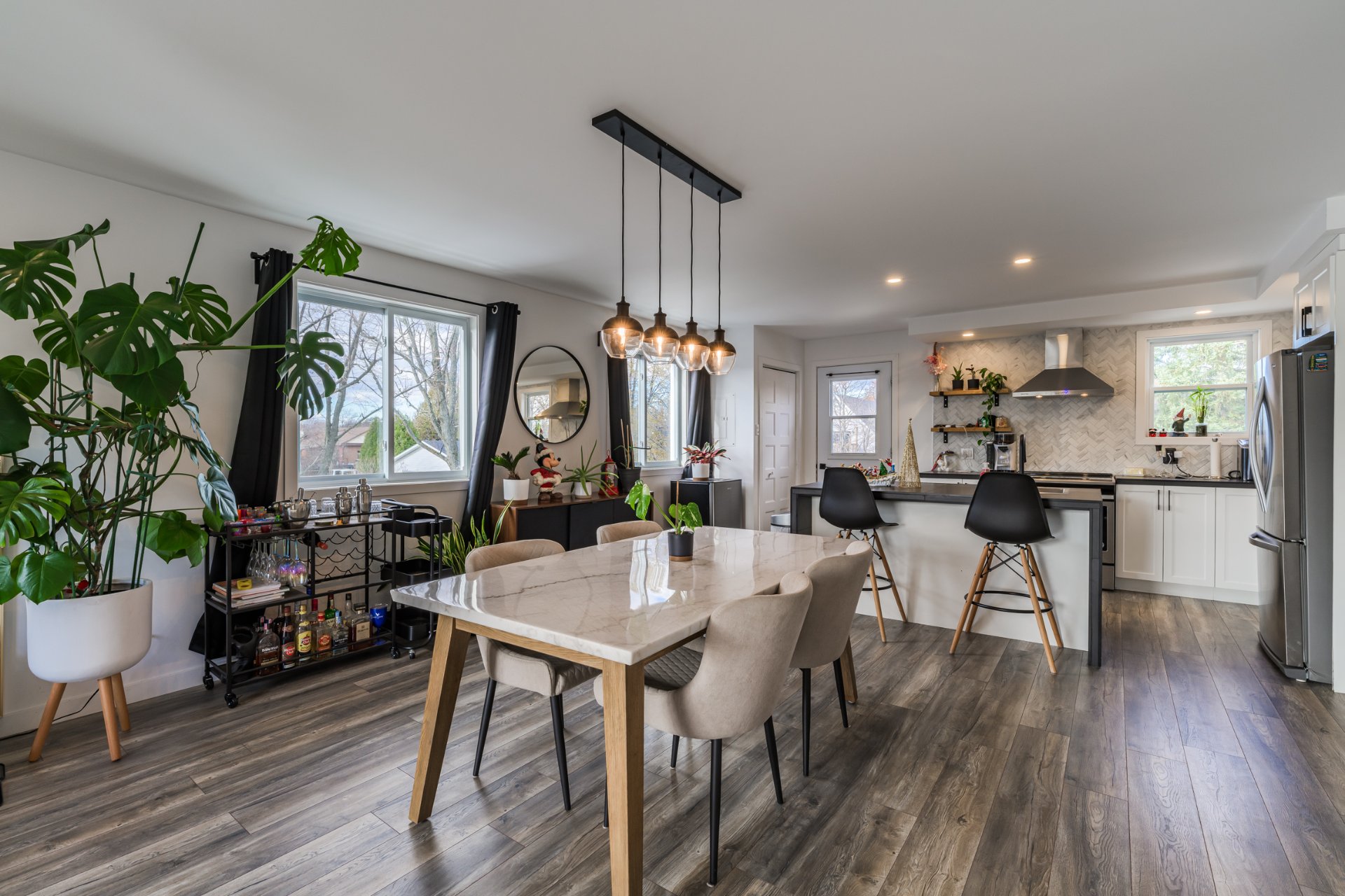 {"FR":"Salle &agrave; manger","EN":"Dining room"}