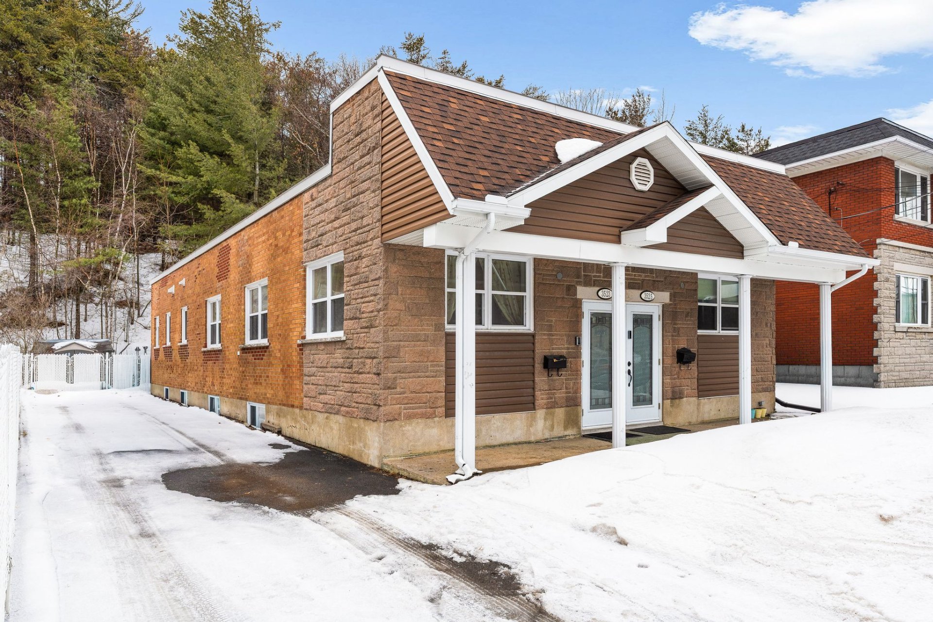 {"FR":"Fa&ccedil;ade","EN":"Frontage"}