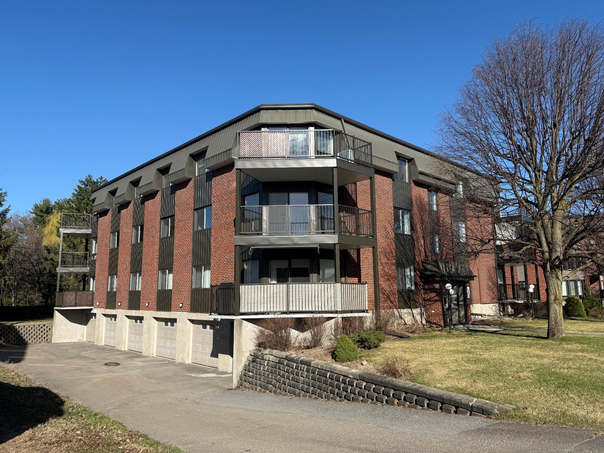 {"FR":"Fa&ccedil;ade","EN":"Frontage"}