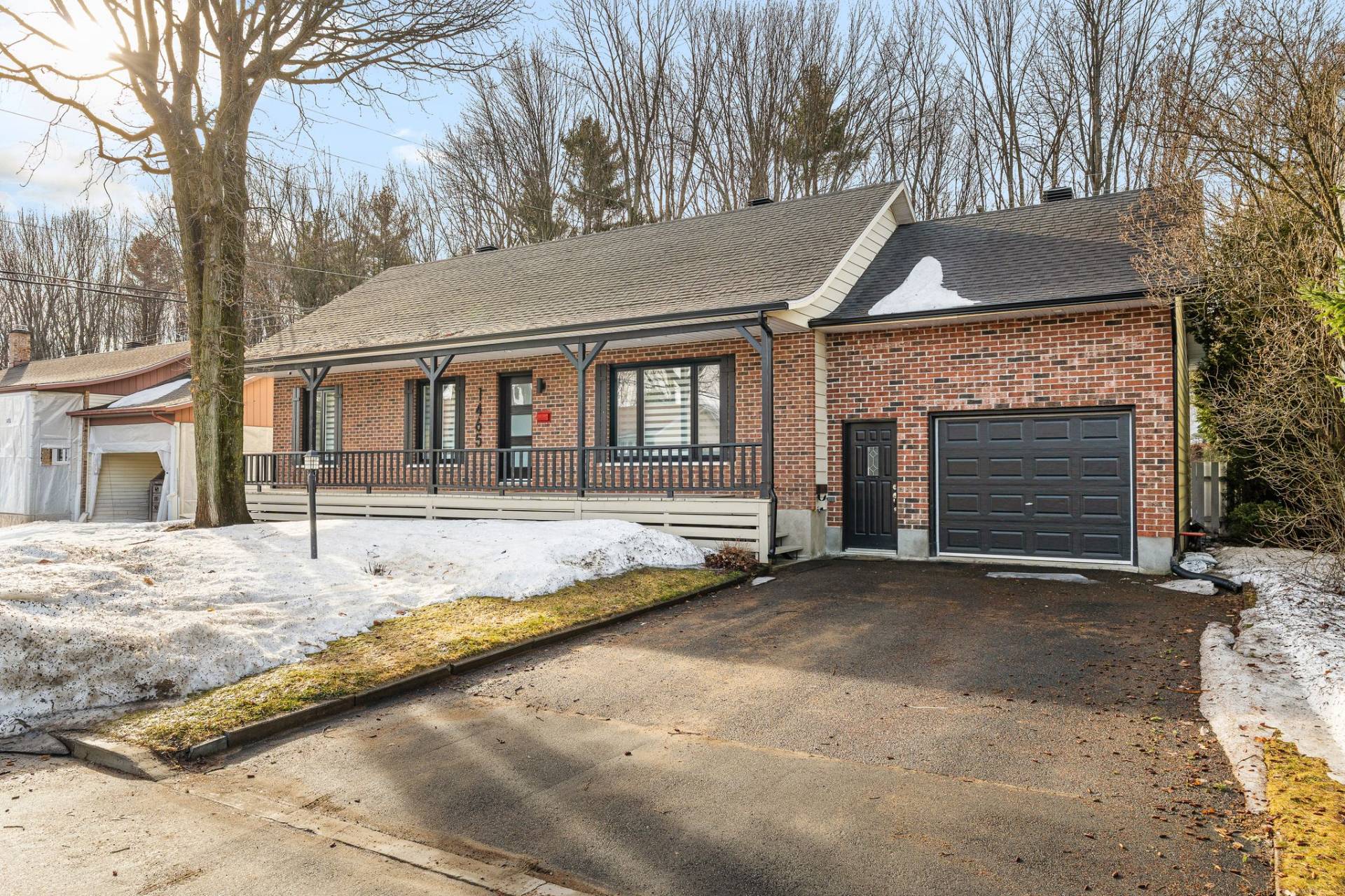 {"FR":"Fa&ccedil;ade","EN":"Frontage"}