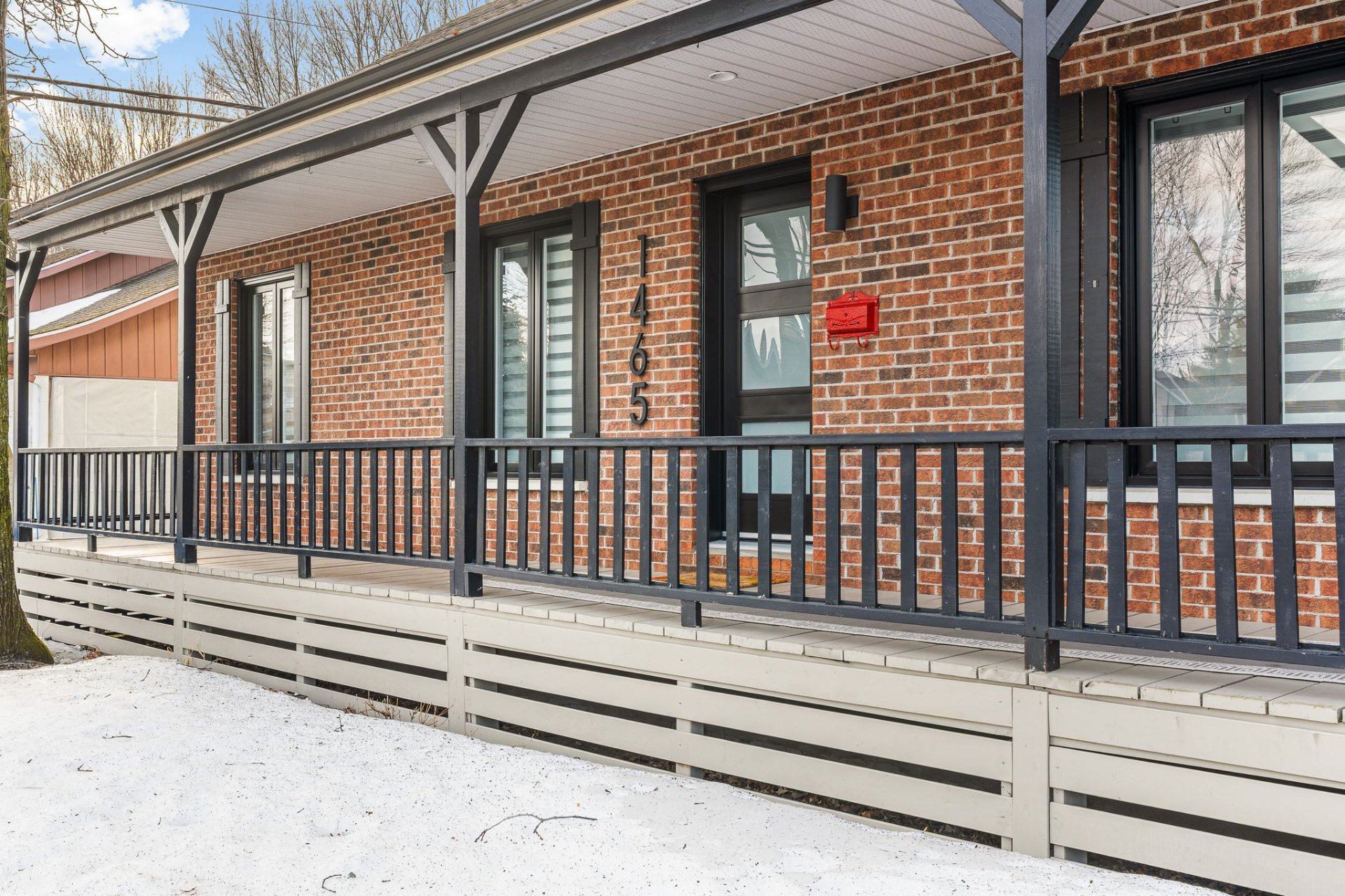 {"FR":"Fa&ccedil;ade","EN":"Frontage"}