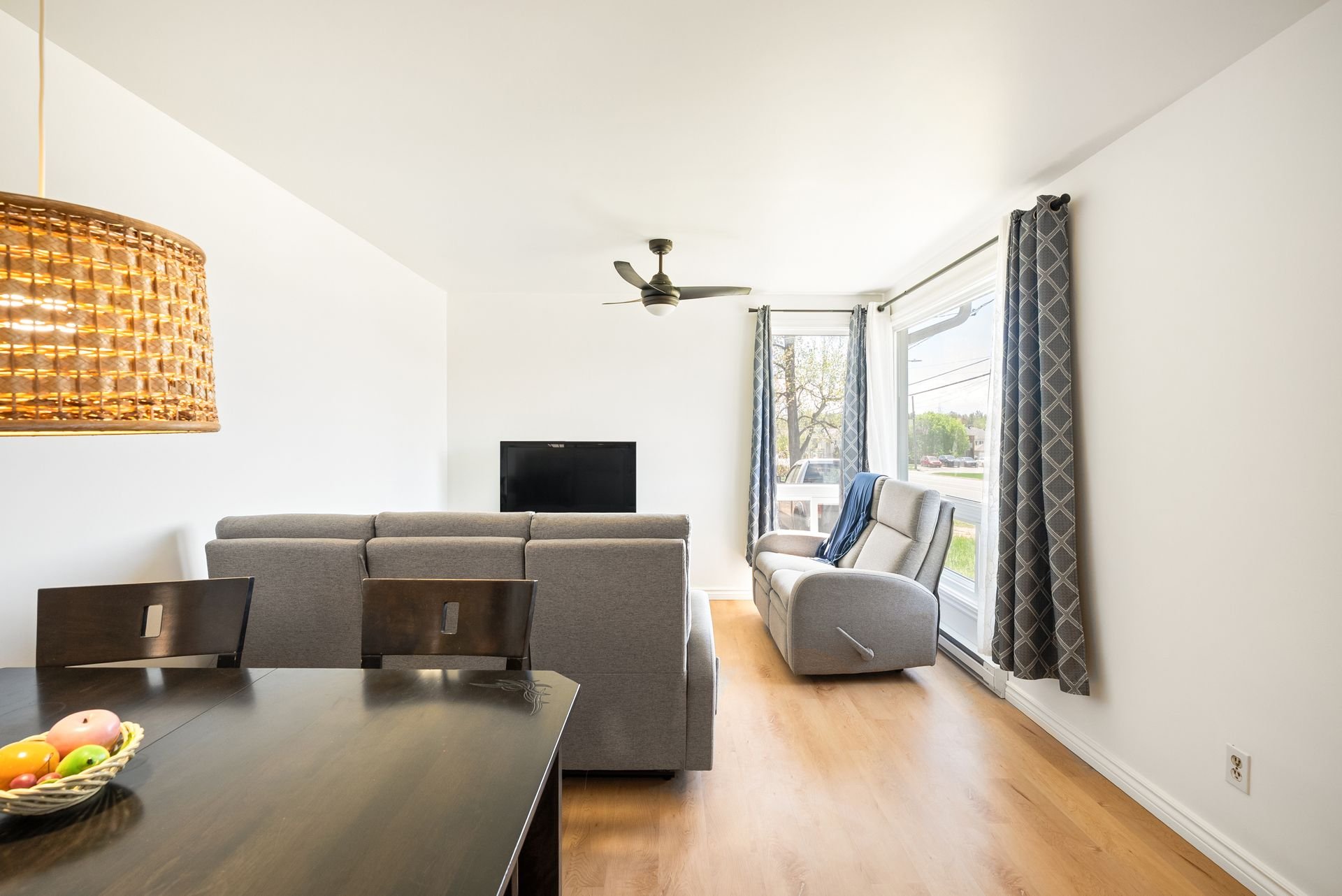 {"FR":"Salon","EN":"Living room"}