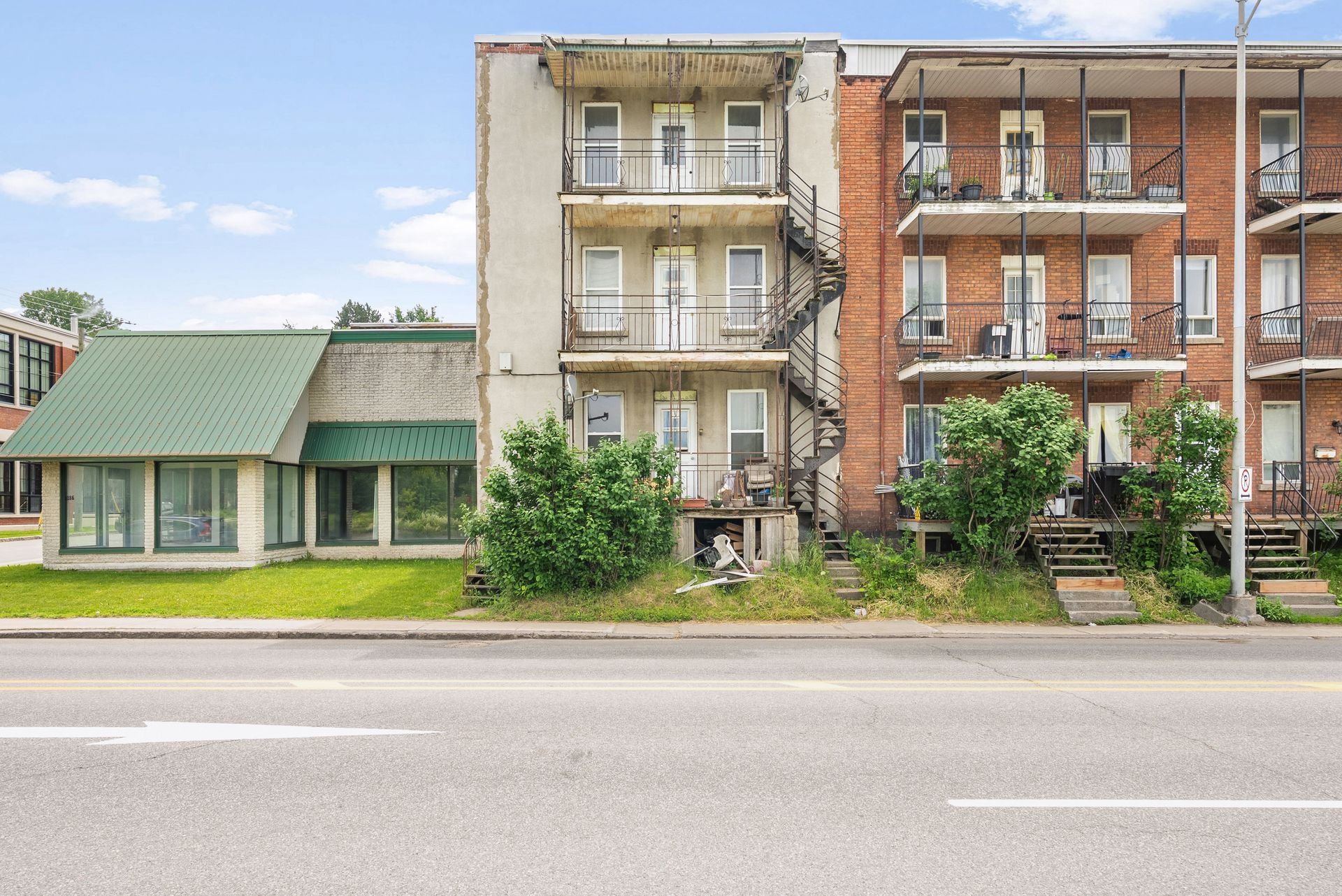 {"FR":"Fa&ccedil;ade","EN":"Frontage"}