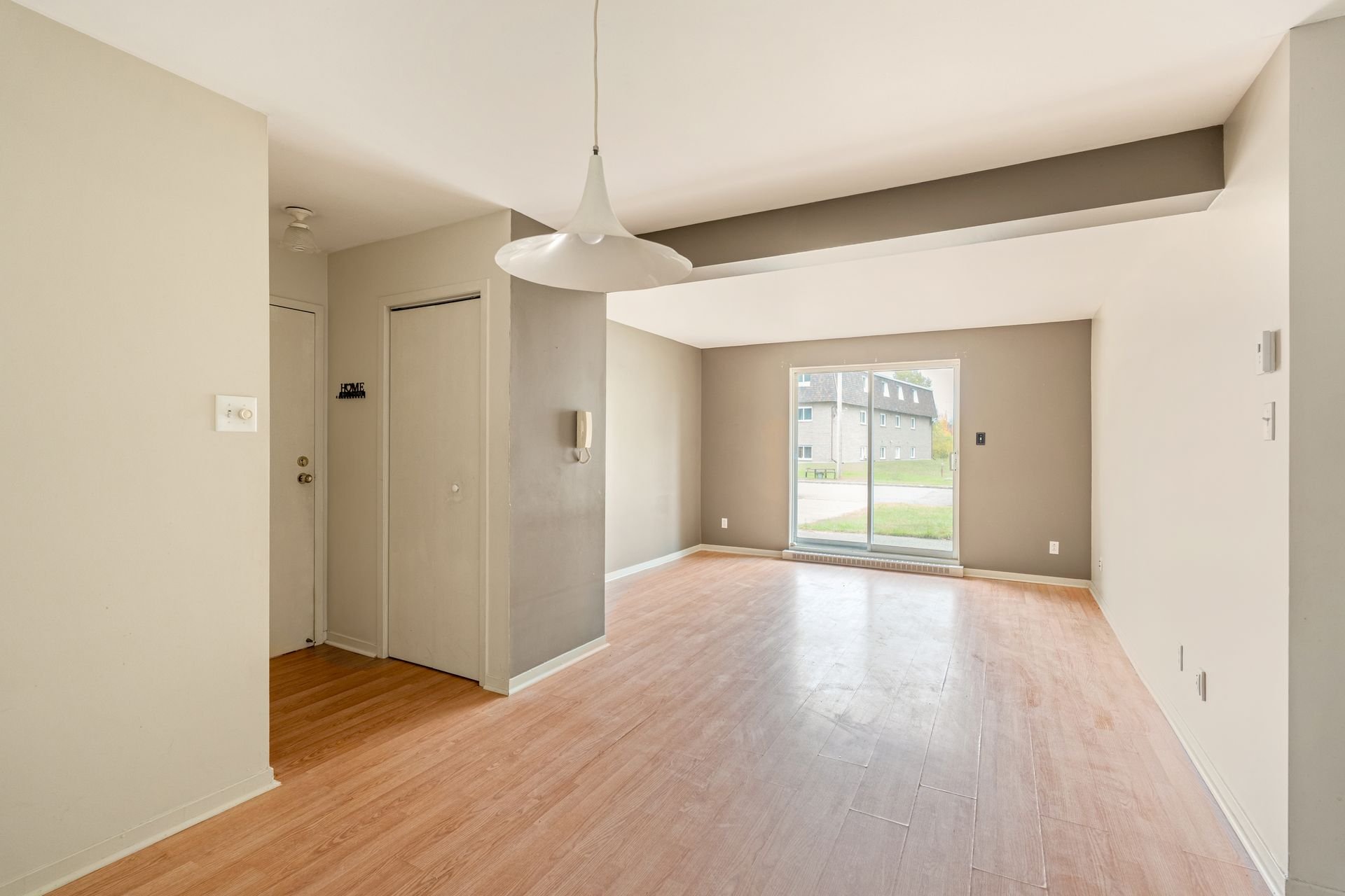 {"FR":"Salon","EN":"Living room"}