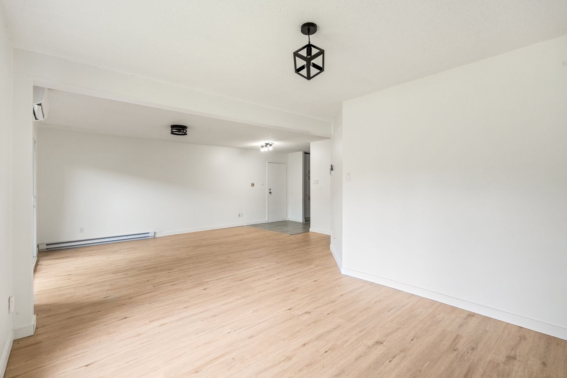 {"FR":"Salle &agrave; manger","EN":"Dining room"}